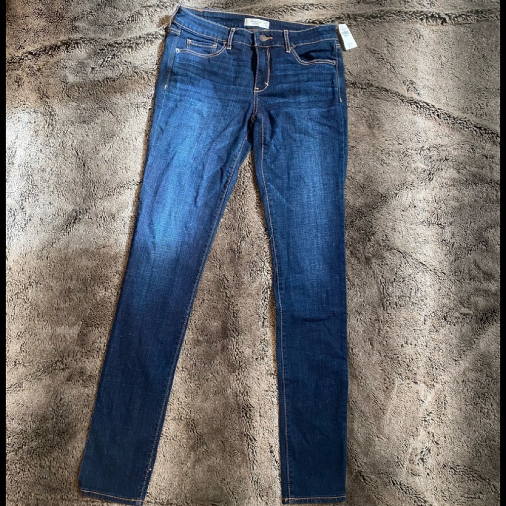 NWT Abercrombie &Fitch Jeans. Size 6L 28x33. The perfect fit super skinny Jean